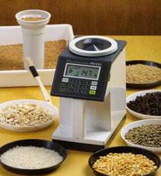 Alat laboratorium ini berfungsi untuk mengukur kandungan air (moisture content) dalam biji-bijian